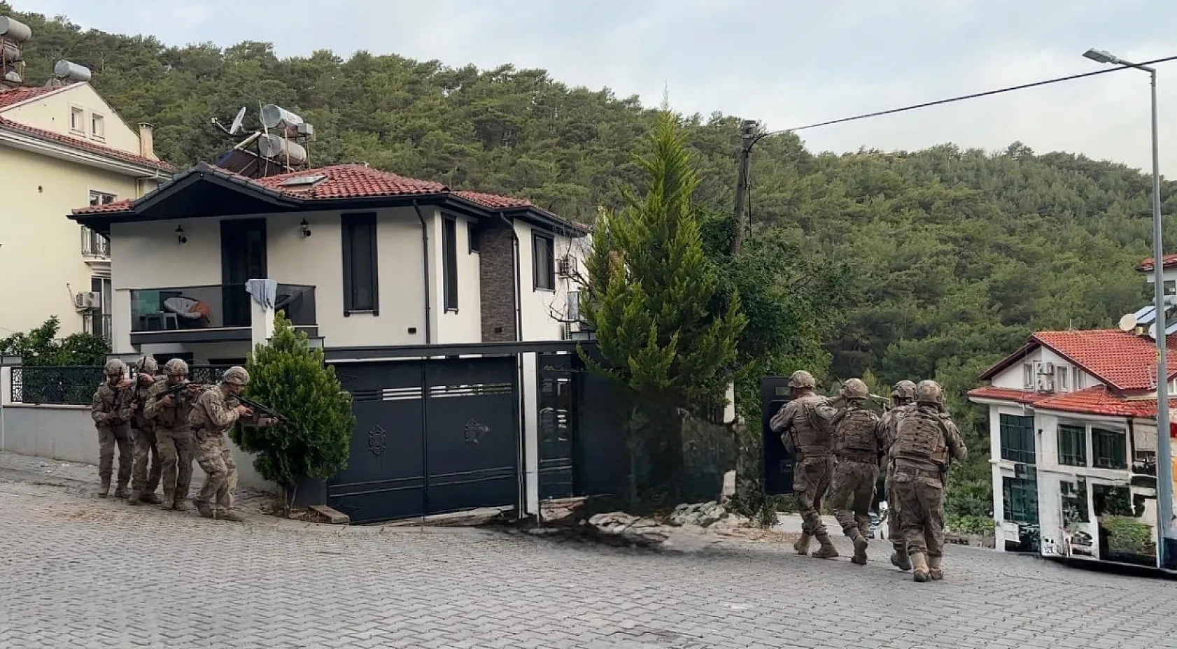 Seydikemer merkezli 'Daltonlar' suç örgütü operasyonunda 12 zanlı yakalandı