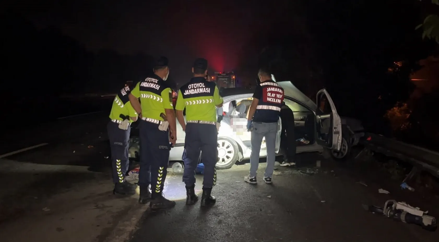 TEM'de emniyet şeridindeki araca tır çarptı: 1 çocuk öldü, 3 kişi yaralandı