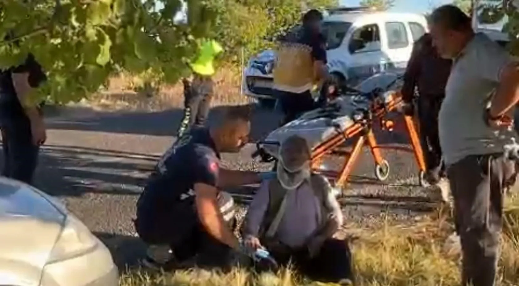 Önünde namaz kıldığı aracın altında kaldı