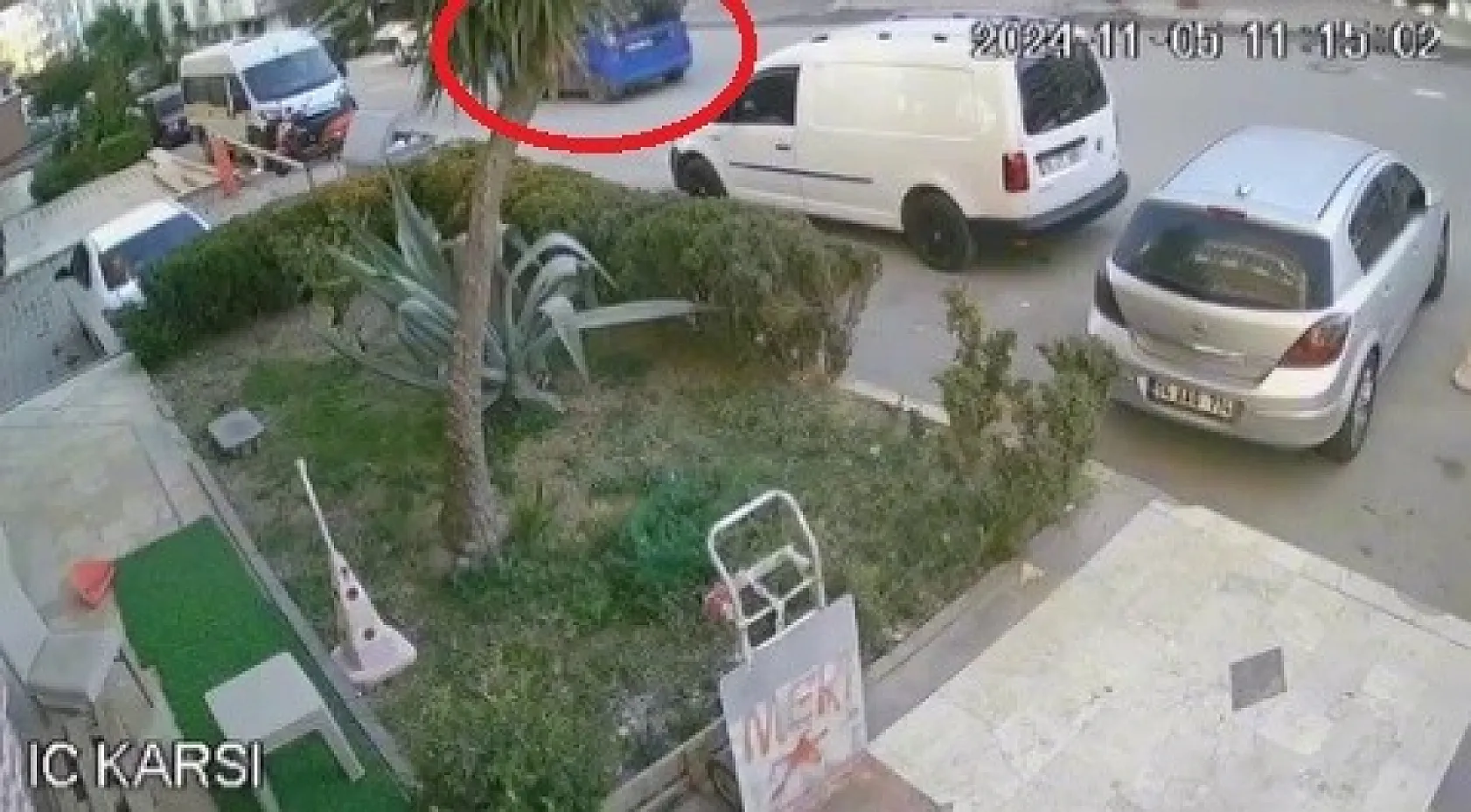 Geri manevra yapan araç yaşlı adama çarptı