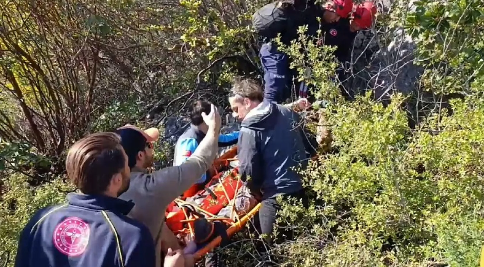 Alçak uçuş yaparken paraşütü makilere takıldı, düştüğü yerde mahsur kaldı
