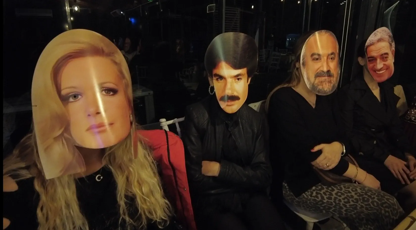Maskeleri takıp sahneyi sallayan kadınlardan unutulmaz gece