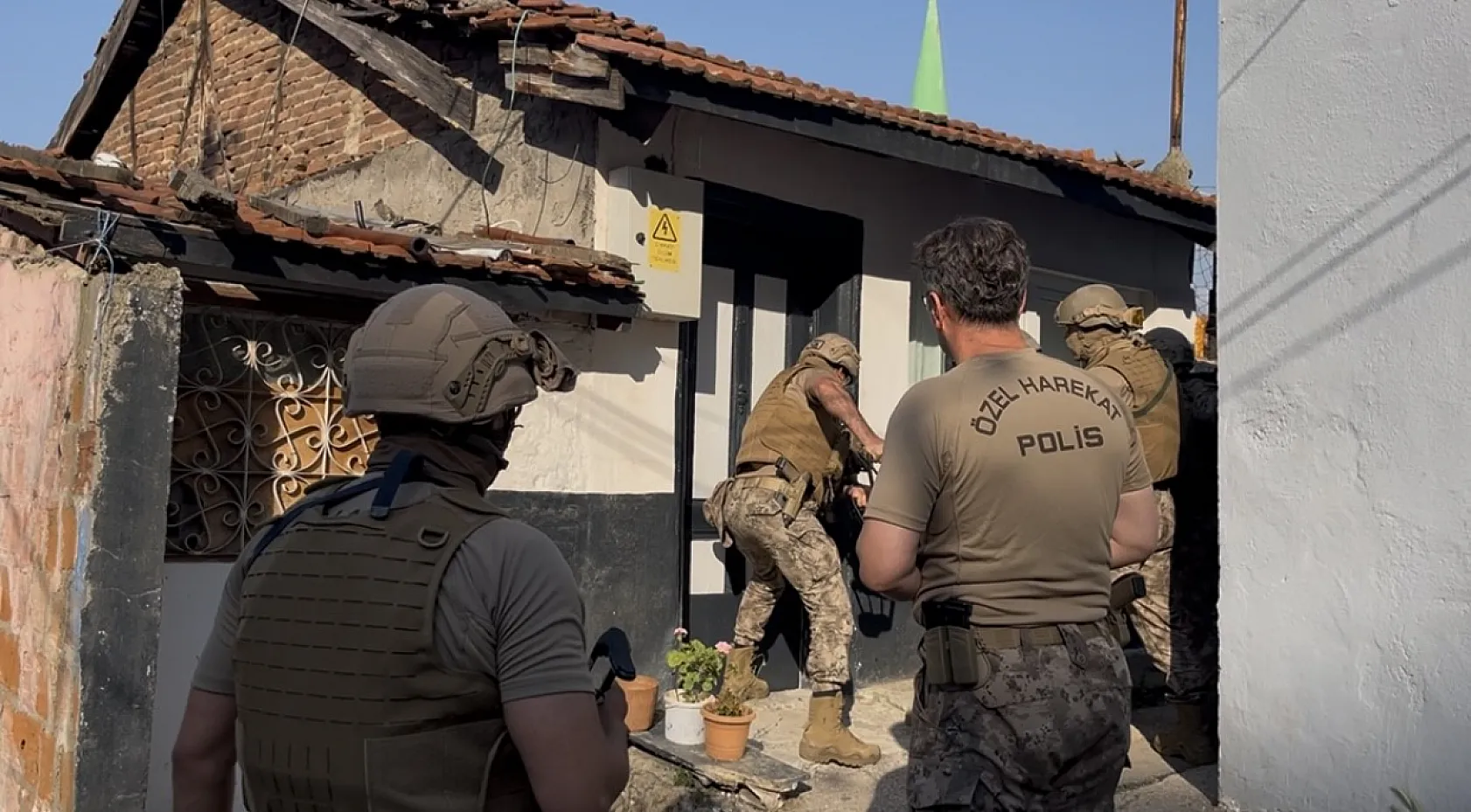 Özel harekat evi ablukaya aldı, yakalanınca 'çalsaydınız açardım' dedi