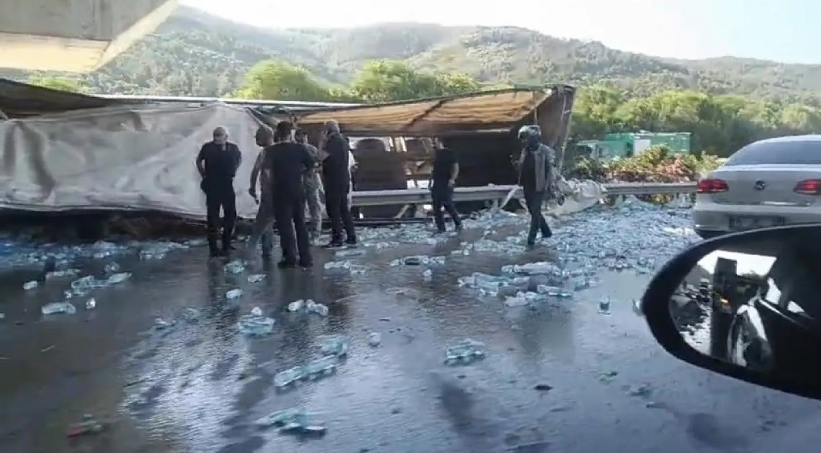 Su yüklü tır hızlı tren köprüsü ayağına çarptı: Sürücü hayatını kaybetti