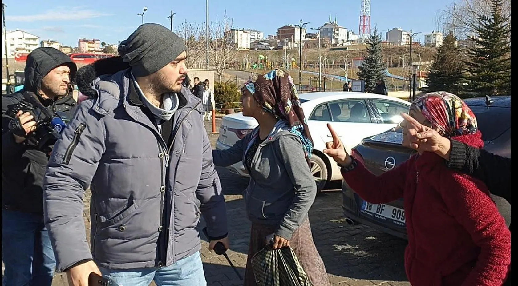 Çocuğa istismar dahil 12 suçtan aranan firari hükümlü, annesinin evindeki tünelde yakalandı