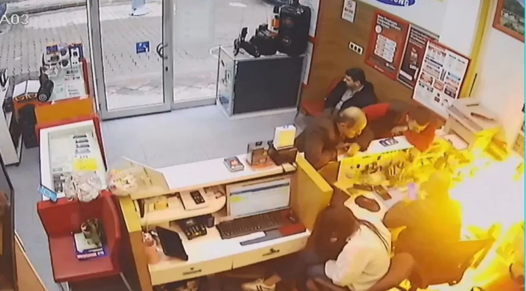 Tamir için getirilen cep telefonu bomba gibi patladı