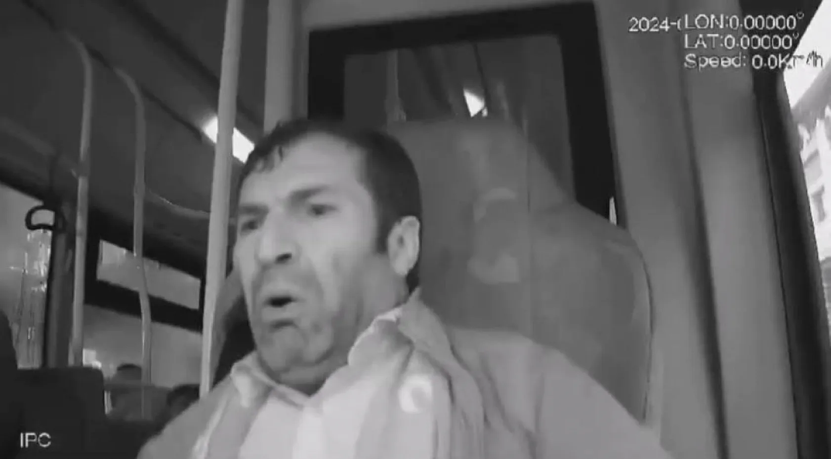 Otobüs şoförü uykuya daldı, önündeki araca çarptı... Lise öğrencisi iki aracın arasında böyle sıkıştı