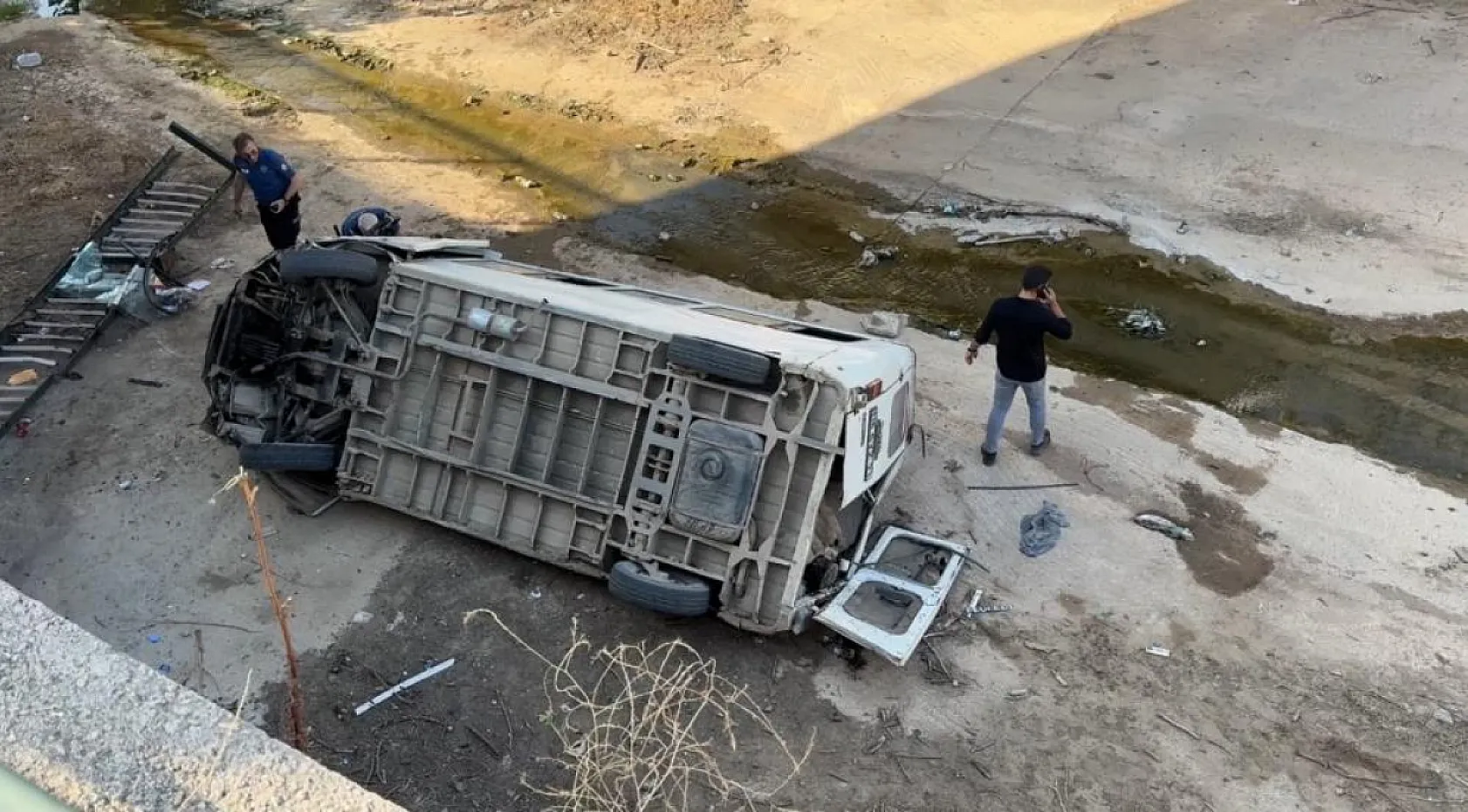 Minibüs dereye uçtu: Sürücü nefes kesen operasyonla kurtarıldı