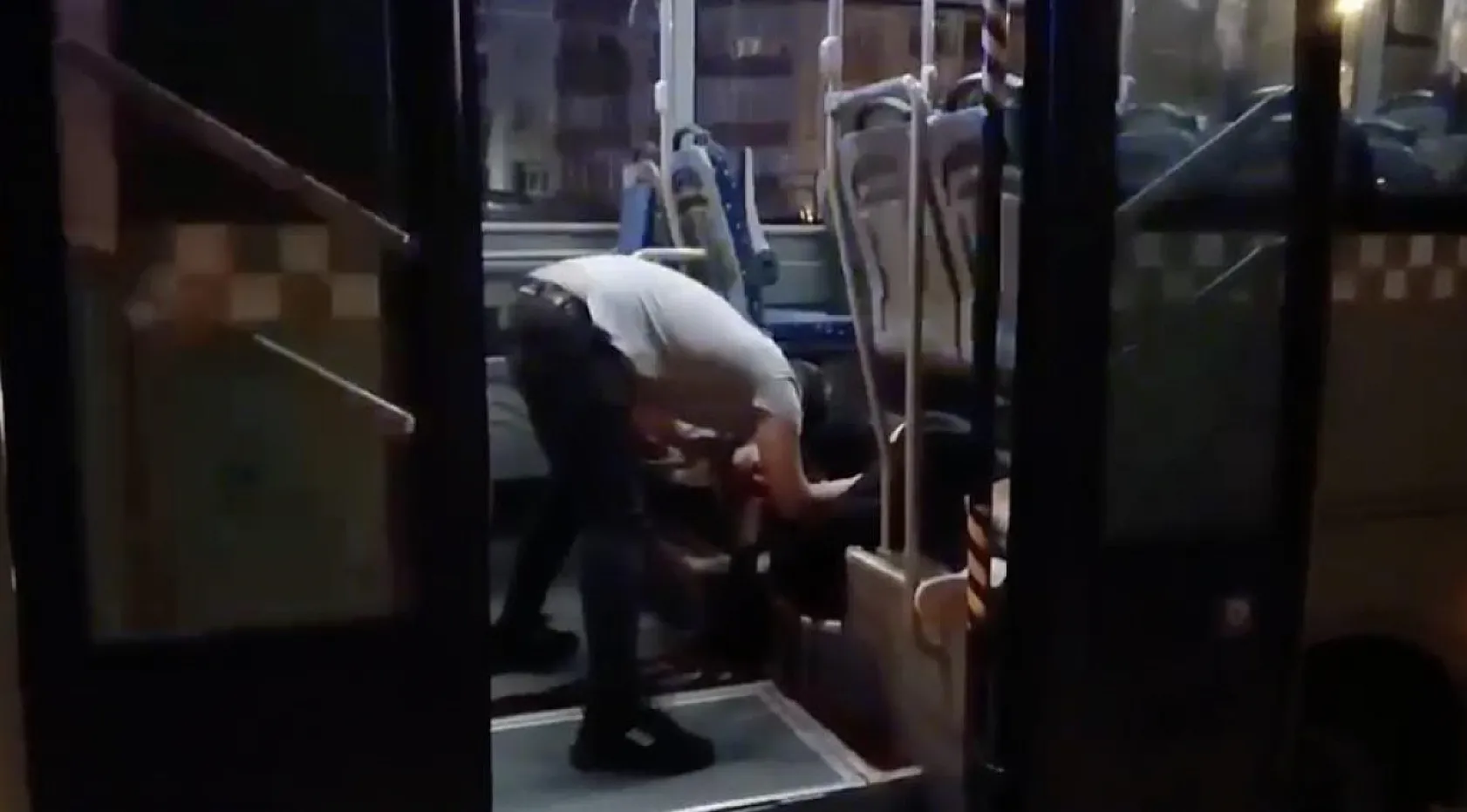 Otobüste yolcuların gözü önünde cinayet işledi
