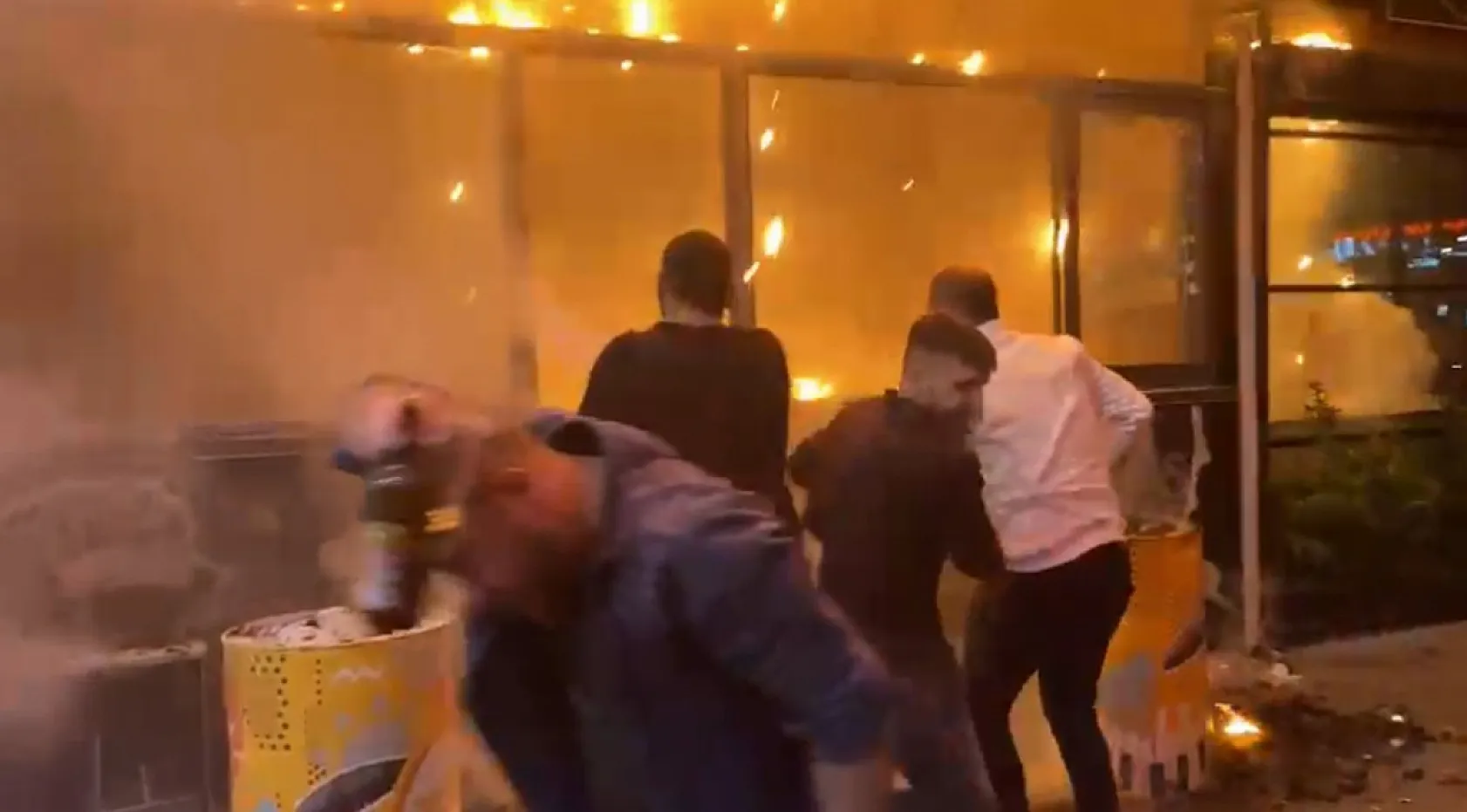 Eğlence Merkezi Alev Alev Yandı