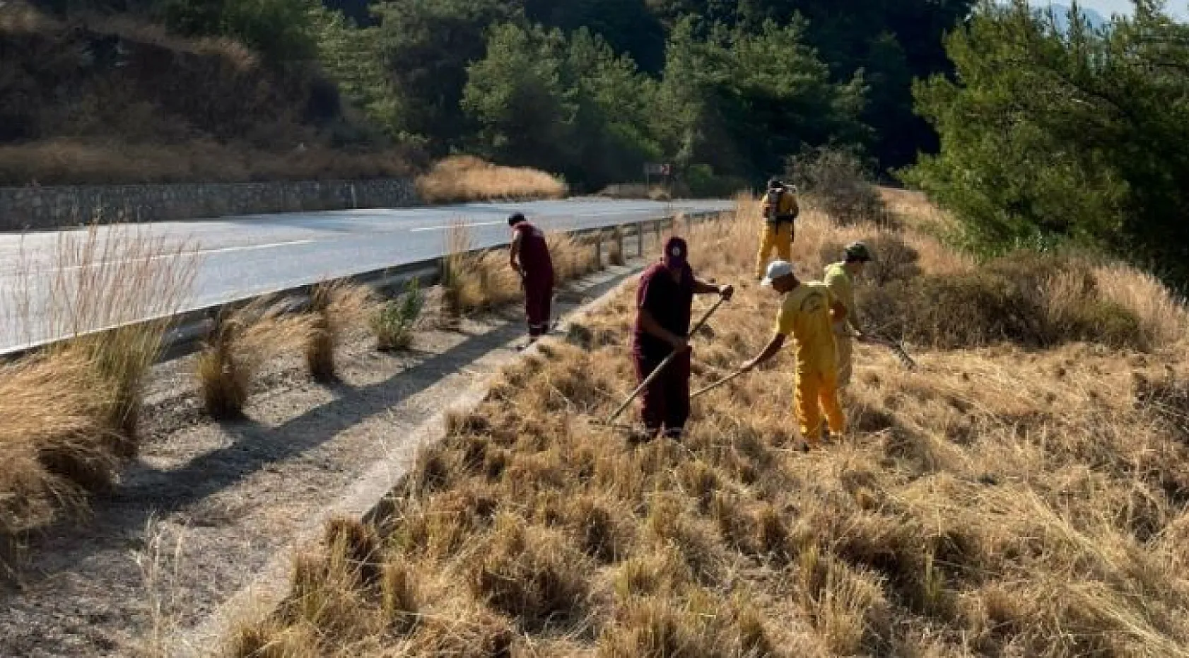 Marmaris'te yol kenarlarında yangınlara önlemler dahilinde ot temizliği yapıldı