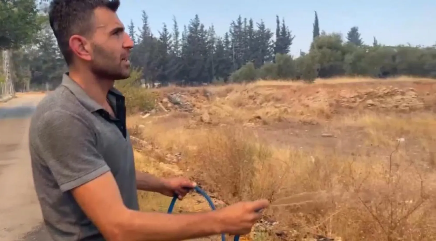 Antalya'da alevlerin yaklaştığı mahallede vatandaşlar hortumlarla nöbette