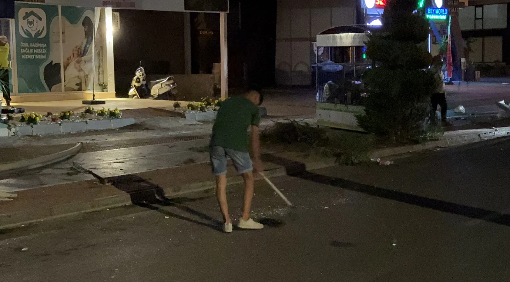 Kontrolden çıkan otomobil ortalığı savaş alanına çevirdi