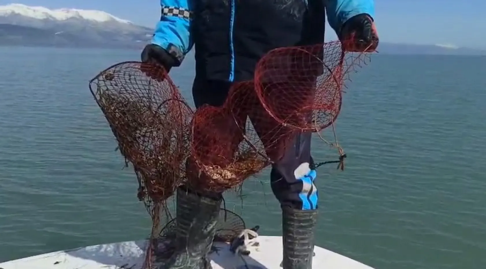 Eğirdir Gölü'nde kaçak pinterlere el konuldu, kerevitler göle bırakıldı