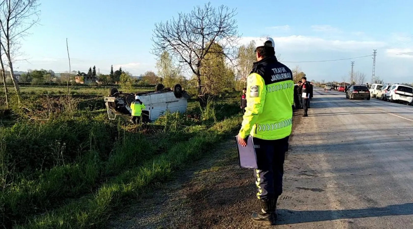 Minibüs takla attı: 1 ölü, 2 yaralı