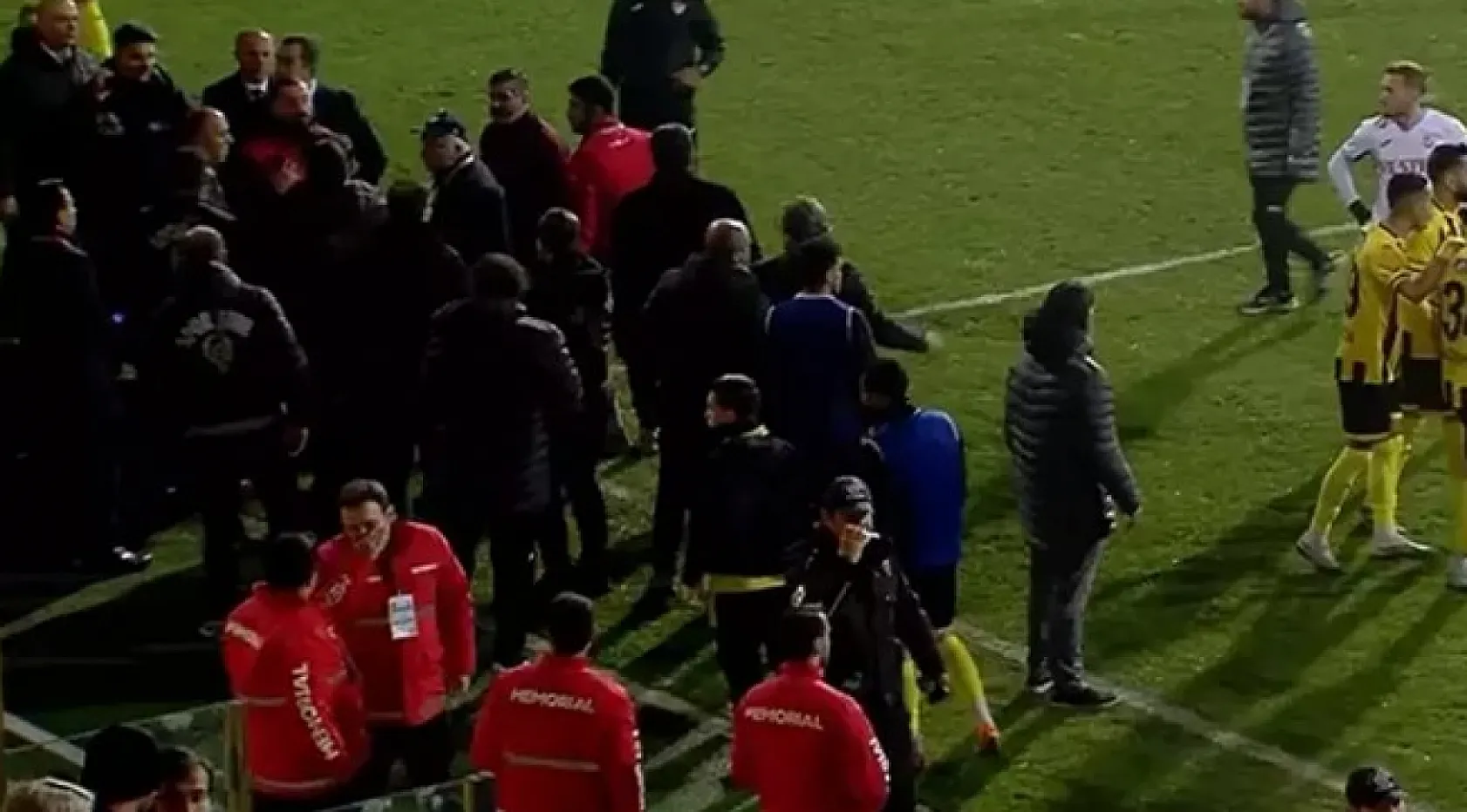 Türk futbolunda sıkıntılar bitmiyor! Başkan takımını sahadan çekti, maç yarıda kesildi