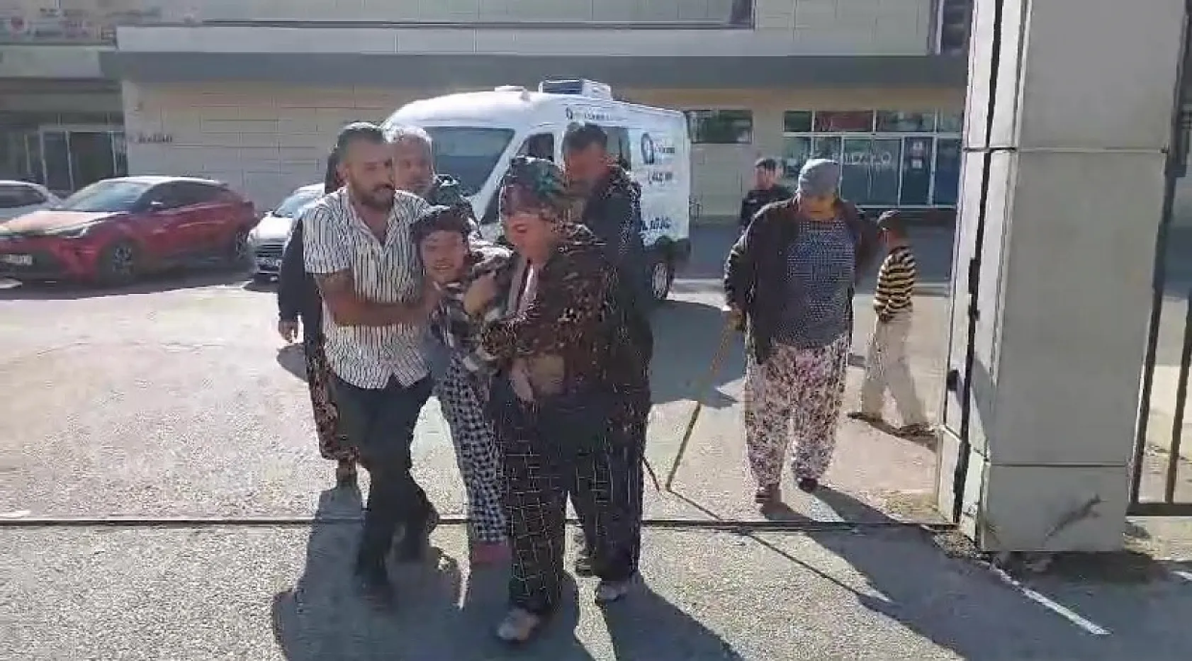 Göğsünden bıçaklanan şahıs hastanede hayatını kaybetti, eşi sinir krizi geçirdi