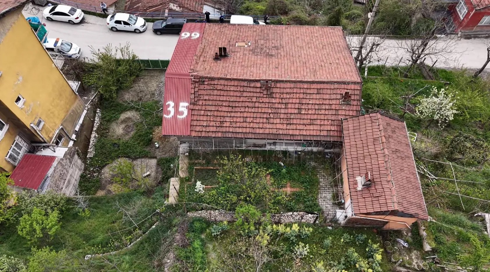 Evin çatısına ve önündeki çitlere yazılan yazılar ekipleri harekete geçirdi