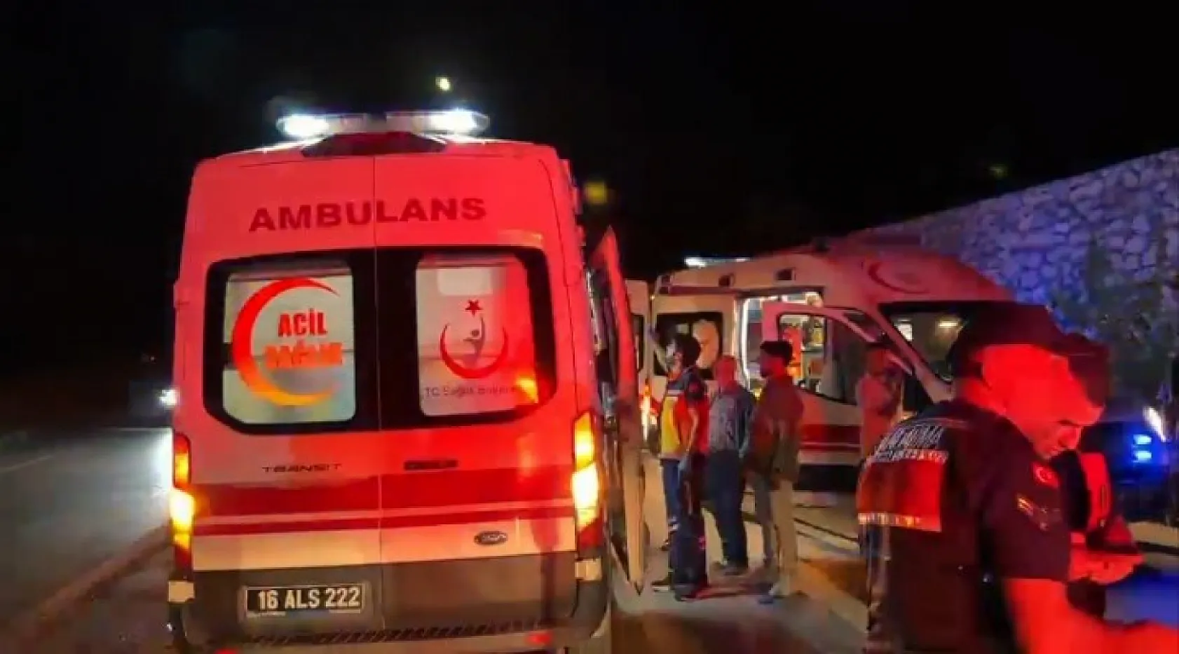 Kafa Kafaya Çarpışan İki Otomobilde Can Pazarı: 2 Ölü, 7 Yaralı
