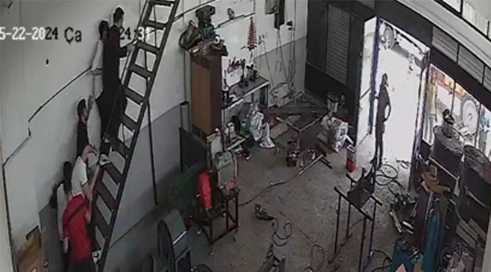 İş Yerine Satırlı, Sopalı Baskın Anı Saniye Saniye Kamerada