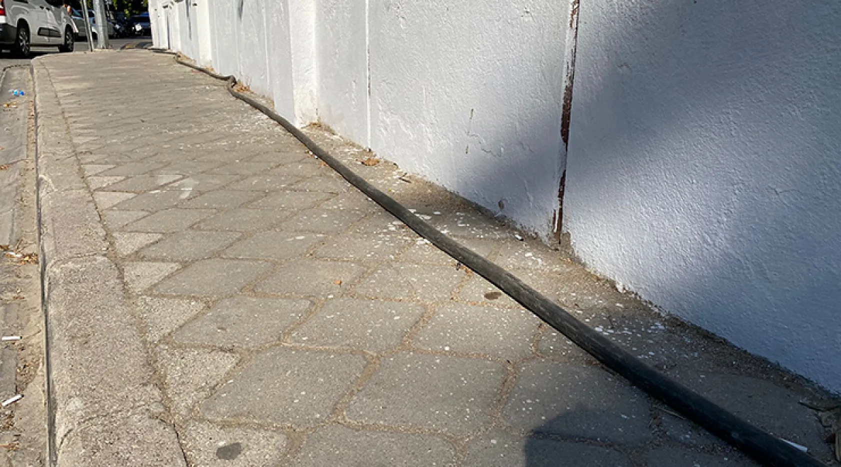 Fethiye'de Sokak Ortasında Bırakılan Elektrik Kablosu Tehlike Saçıyor
