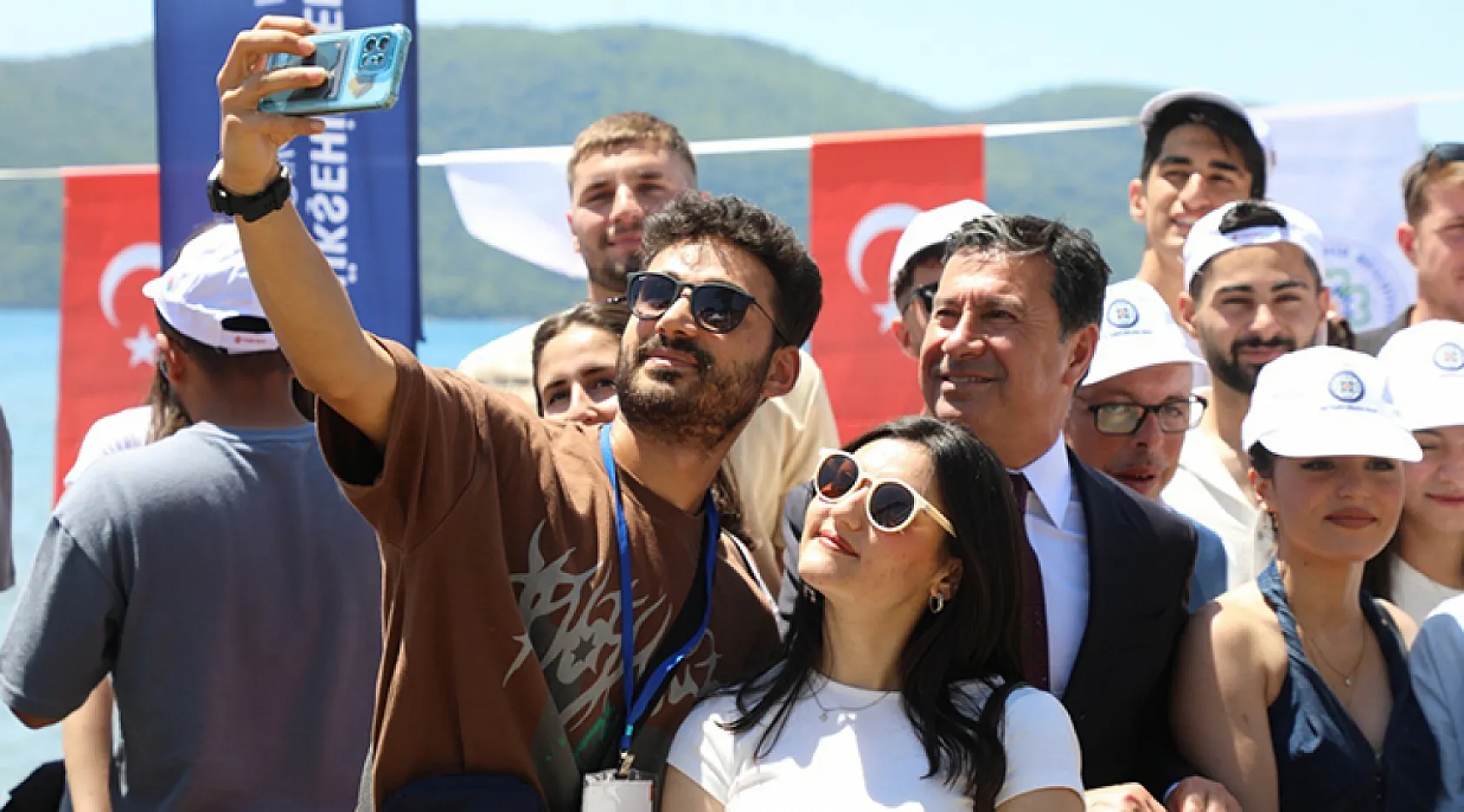 Başkan Aras: 'Cumhuriyet hem demokrasinin hem de bağımsızlığın teminatıdır'