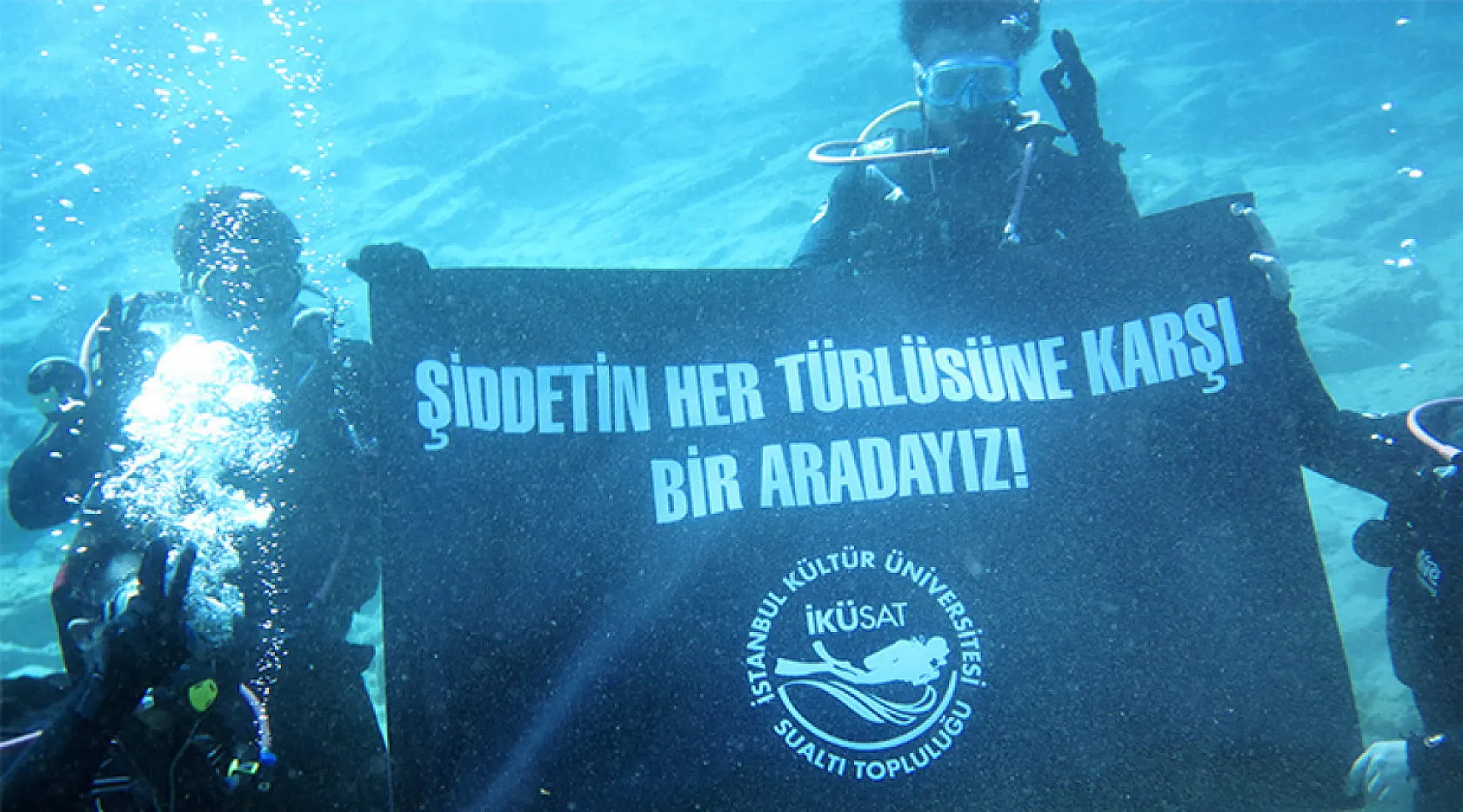 Bodrum'da, kadına şiddete karşı farkındalık için su altında pankart açıldı