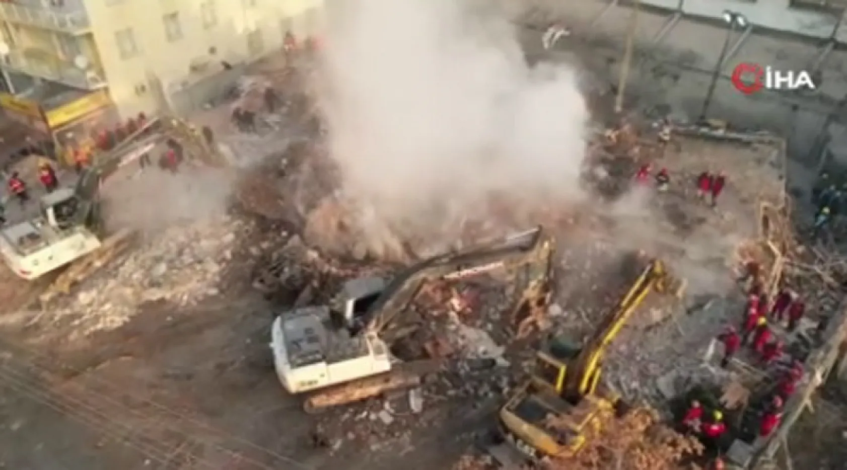 Konya'da çöken binanın enkazı günün ilk ışıklarıyla böyle görüntülendi