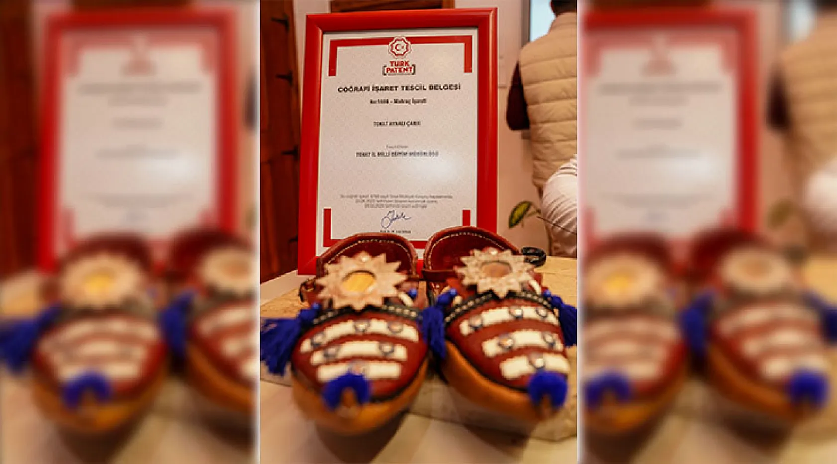 Eskiden gelinlerin vazgeçilmezi olan tescilli aynalı çarıklar günümüzde anahtarlık olarak kullanılıyor