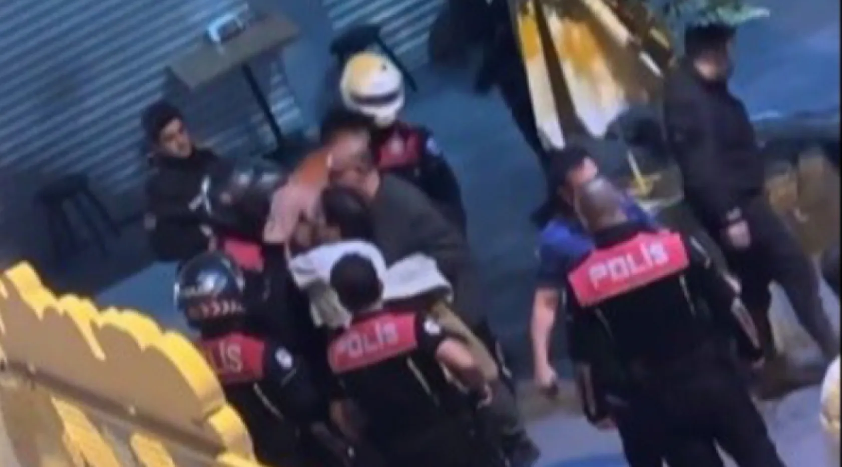 İzmir'de Kavgayı Ayırmaya Çalışan Polise Saldırdı