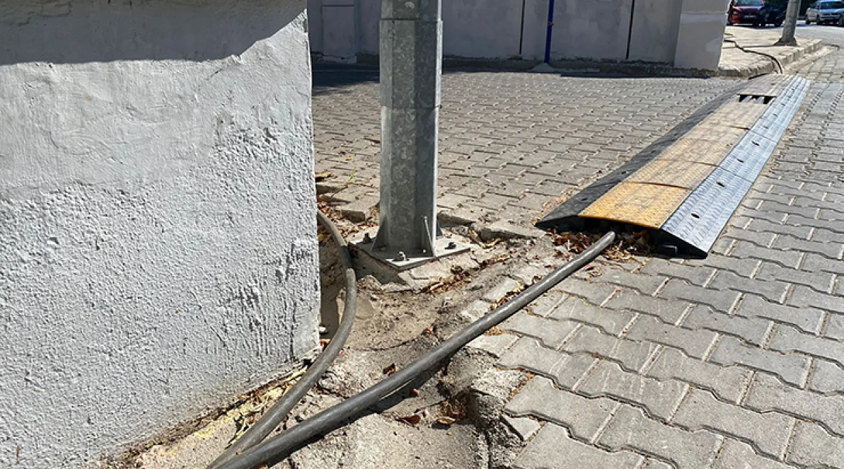 Fethiye'de Sokak Ortasında Bırakılan Elektrik Kablosu Tehlike Saçıyor