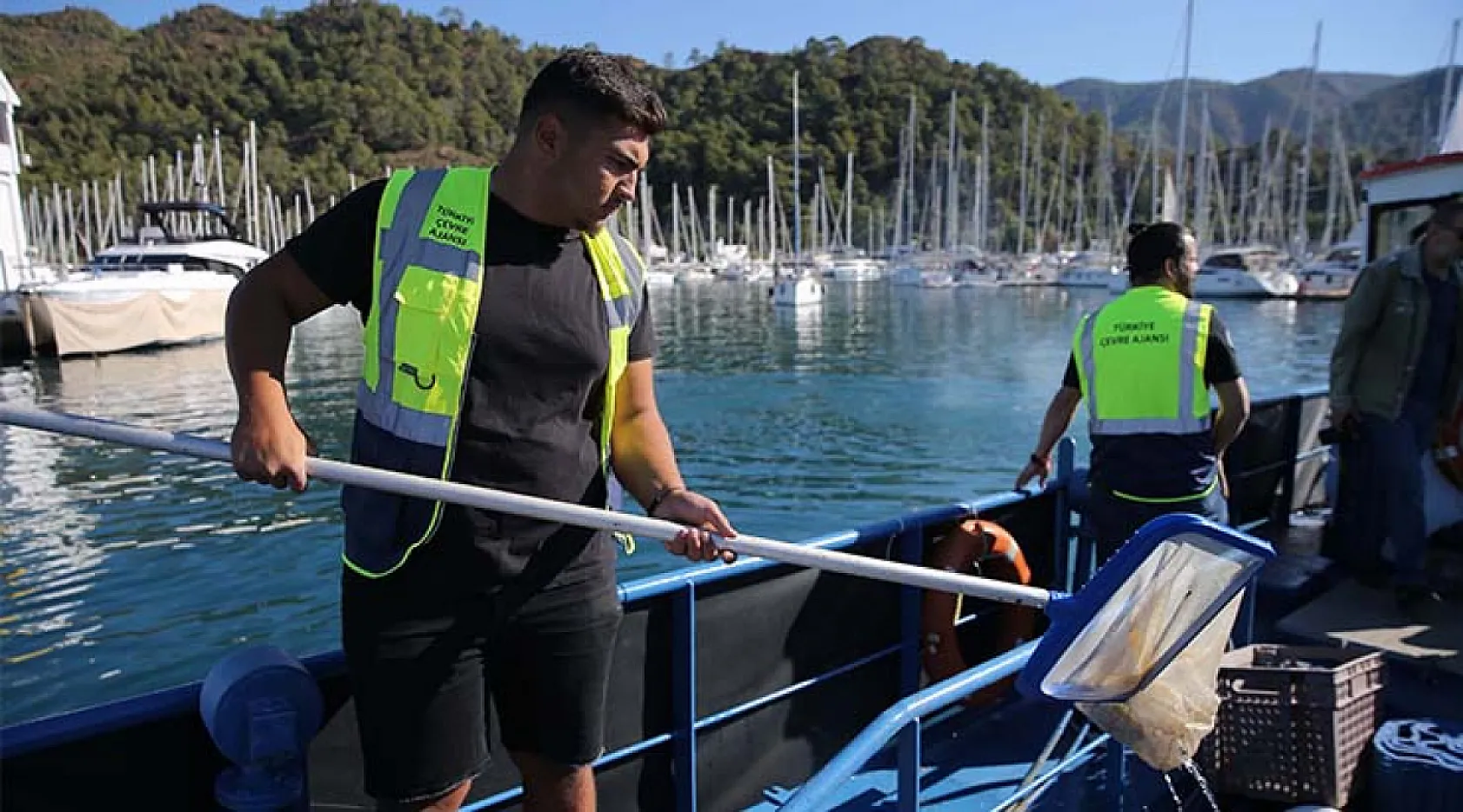Marmaris Körfezi'nde deniz yüzeyinde biriken atıklar toplandı