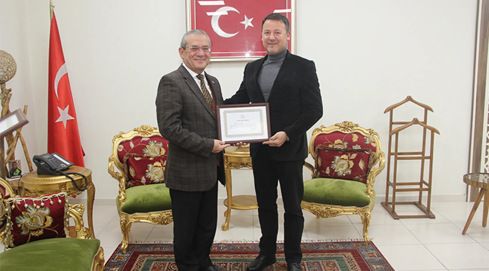 Menteşe Kaymakamı Eriş, emekli öğretmenlere hizmet şeref belgelerini takdim etti