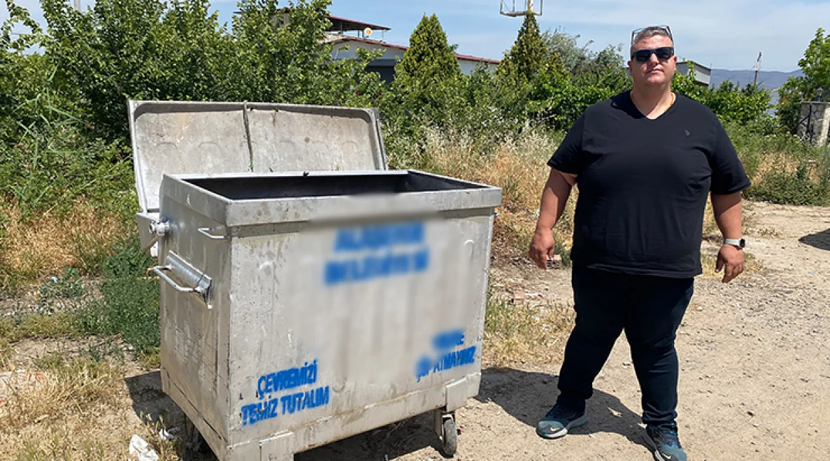 Yok artık! Çöp konternerine atılan çuvaldan köpek yavruları çıktı..