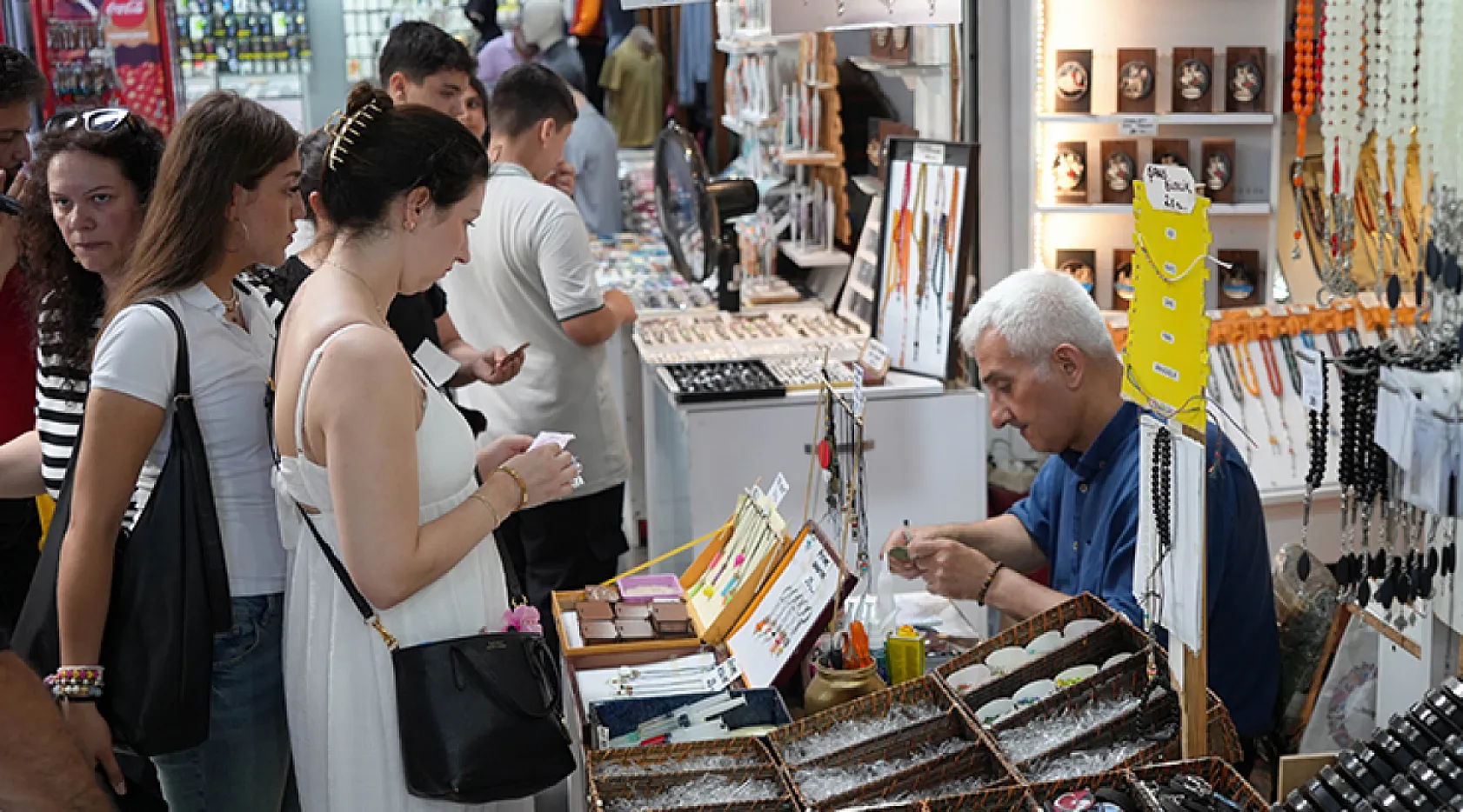 5 TL'ye aldığı atık şişeleri Avrupa'ya 50 euroya satıyor