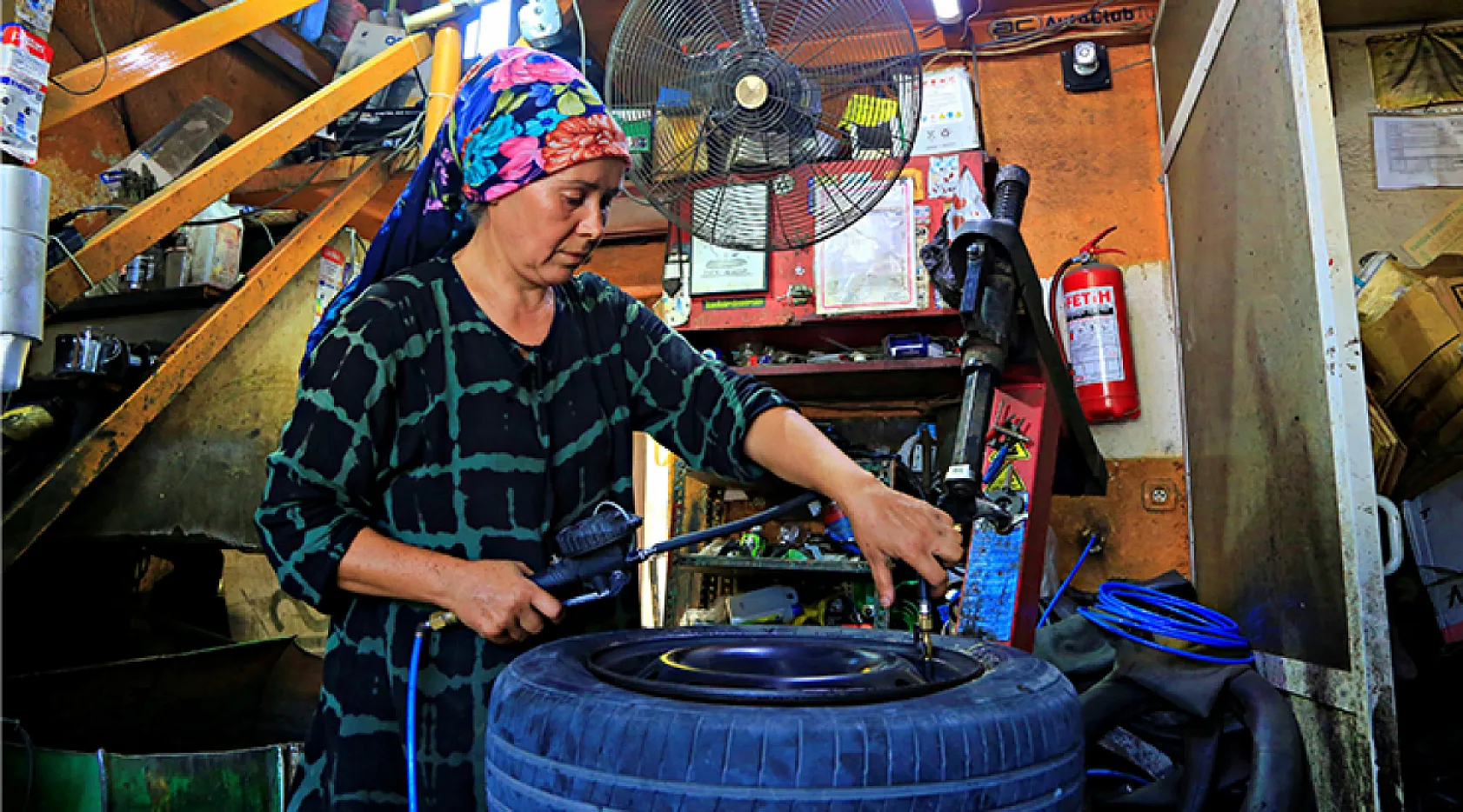 Ustası Kocası: 25 Yıldır Lastik Tamirciliği Yapan Kadın, Sürücüleri Şaşırtıyor