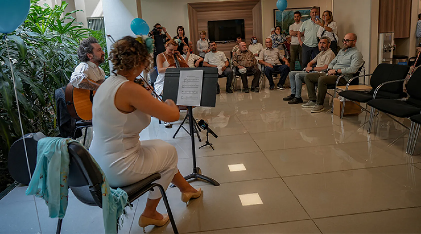 Yumurtalık Kanserini Yenen Keman Sanatçısı Hastanede Moral Konseri Verdi