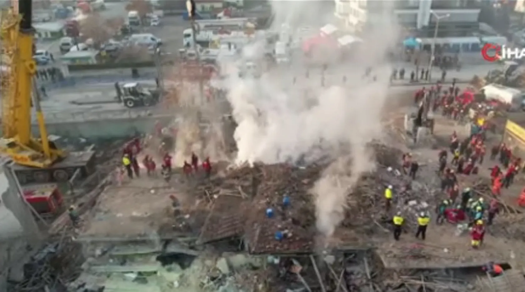 Konya'da çöken binanın enkazı günün ilk ışıklarıyla böyle görüntülendi