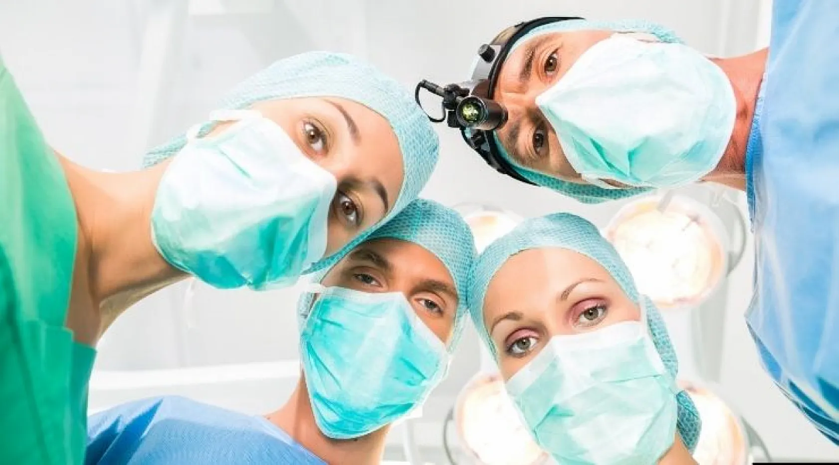 Bu ameliyat hastayla 'konuşa konuşa' yapılıyor! Boynumuzdaki Sinsi Tehdit