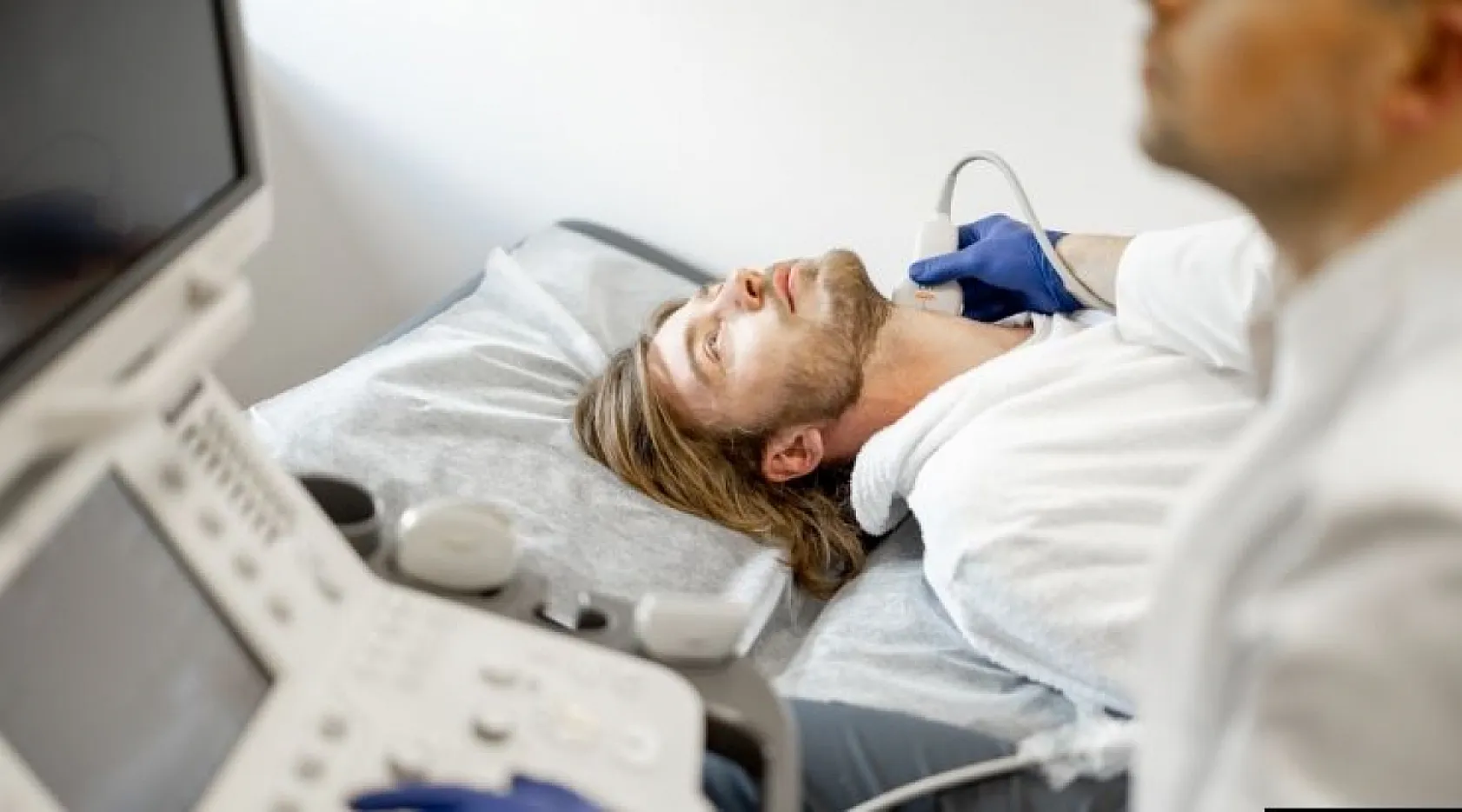 Bu ameliyat hastayla 'konuşa konuşa' yapılıyor! Boynumuzdaki Sinsi Tehdit