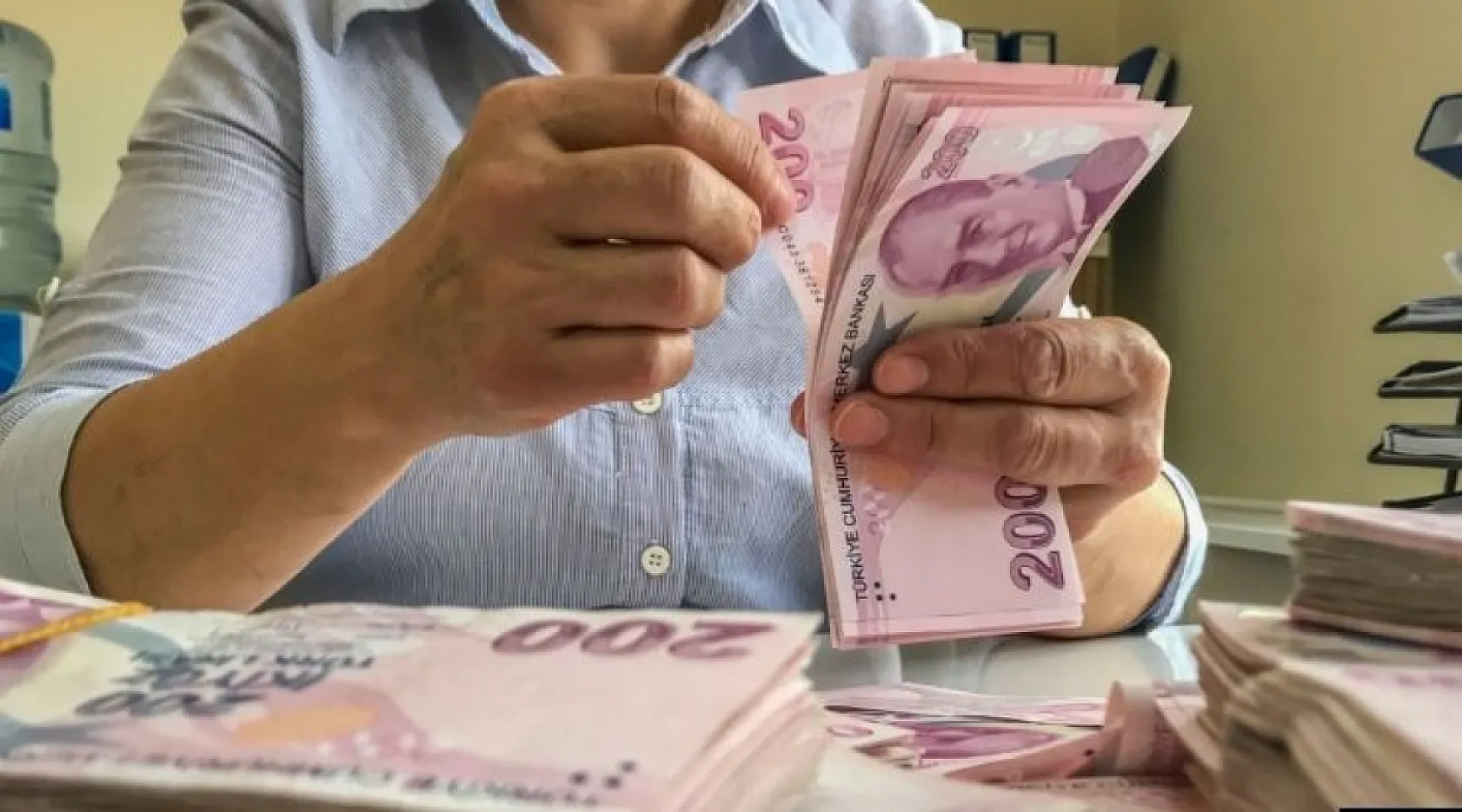 Emeklilik Sistemi Baştan Aşağı Yenileniyor: Kök ve Taban Maaş Kalkıyor, Prim Esaslı Model Geliyor