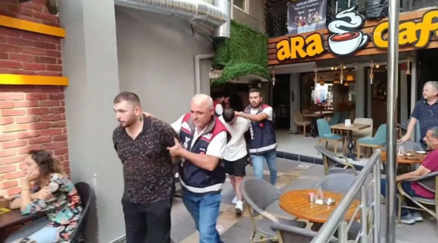 Yok böyle dolandırıcılık! Kaldıkları eve çağrı merkezi kurmuşlar