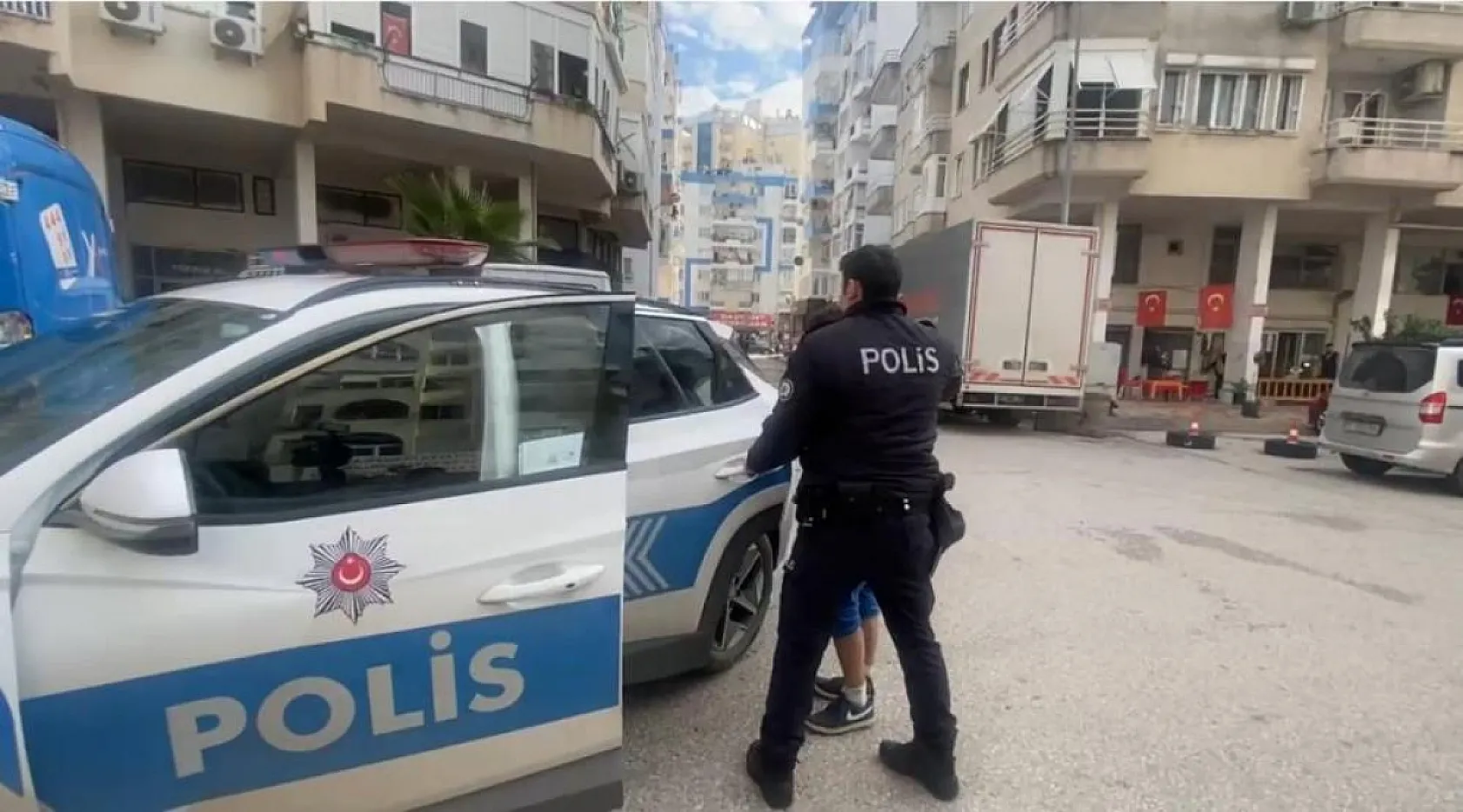 Madde bağımlısı genç, apartmanın deposunu yaktı, baba gözyaşlarına boğuldu