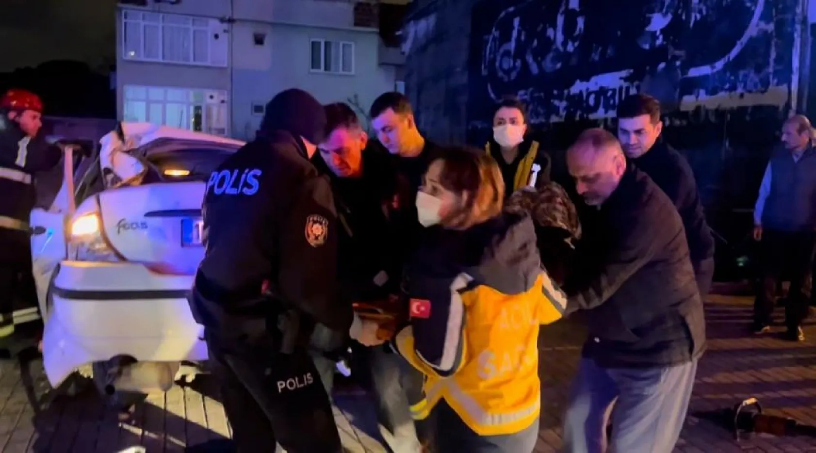 Kontrolden çıkan otomobil korkuluklarda asılı kaldı: 1 ölü, 3 yaralı