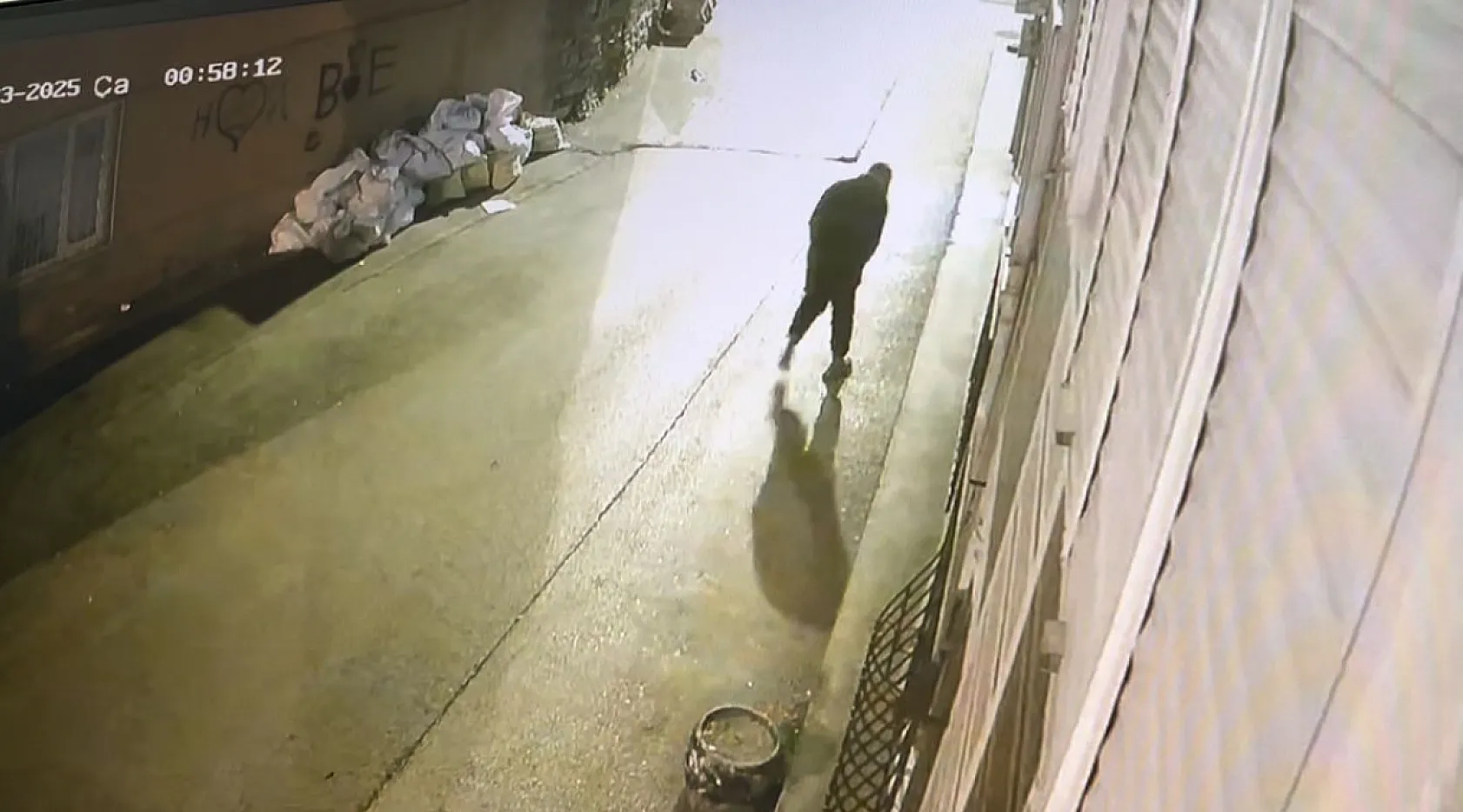 Gece ev soyan sakar hırsız, olay yerinde telefonunu düşürdü