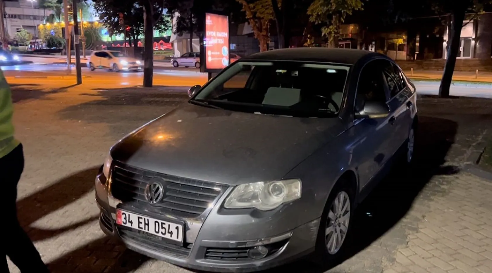 Uygulamayı görünce kaldırıma çıktı, yine kaçamadı
