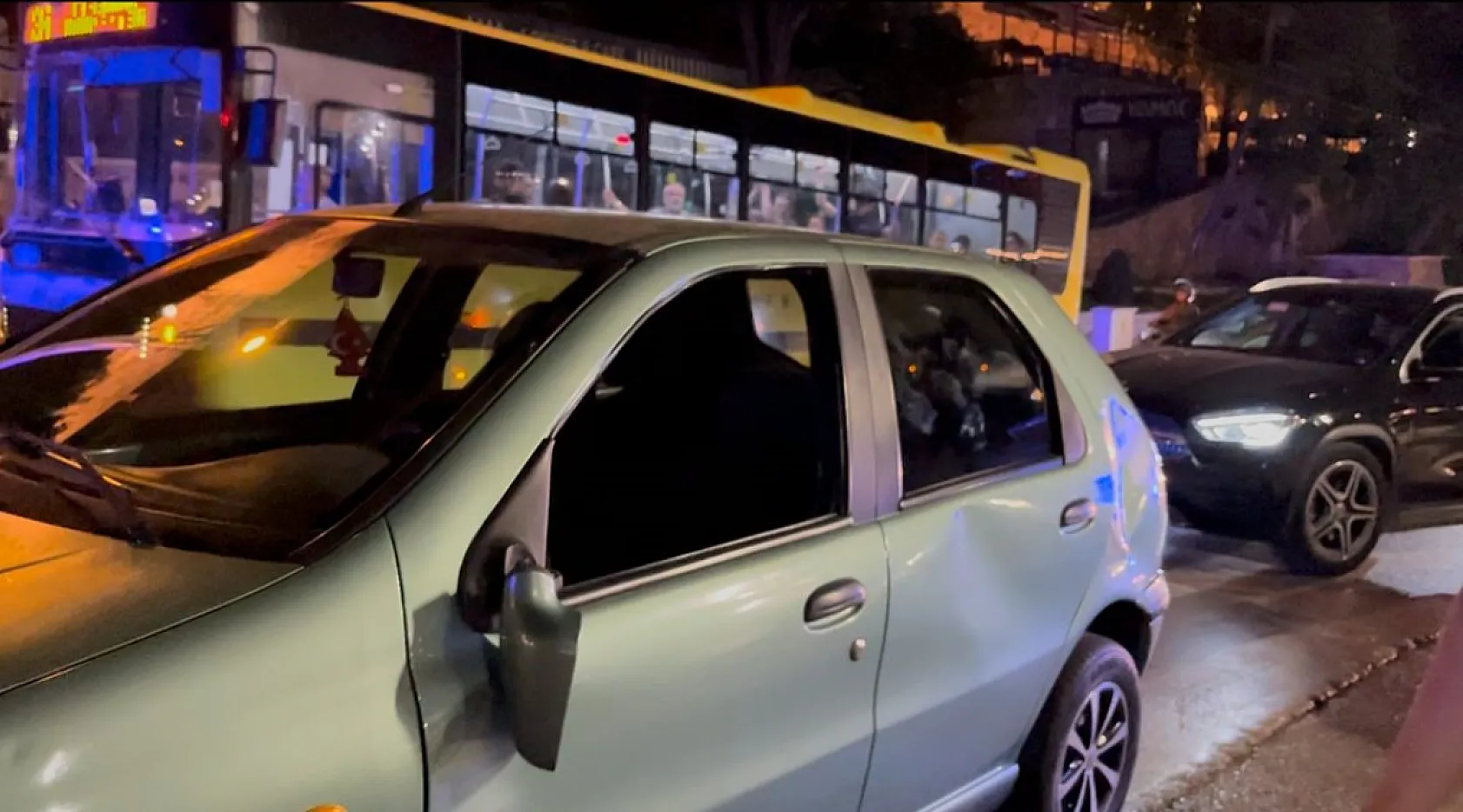 Ağabeyini darp ettiler, kardeşi aracıyla geri gidip çarptı