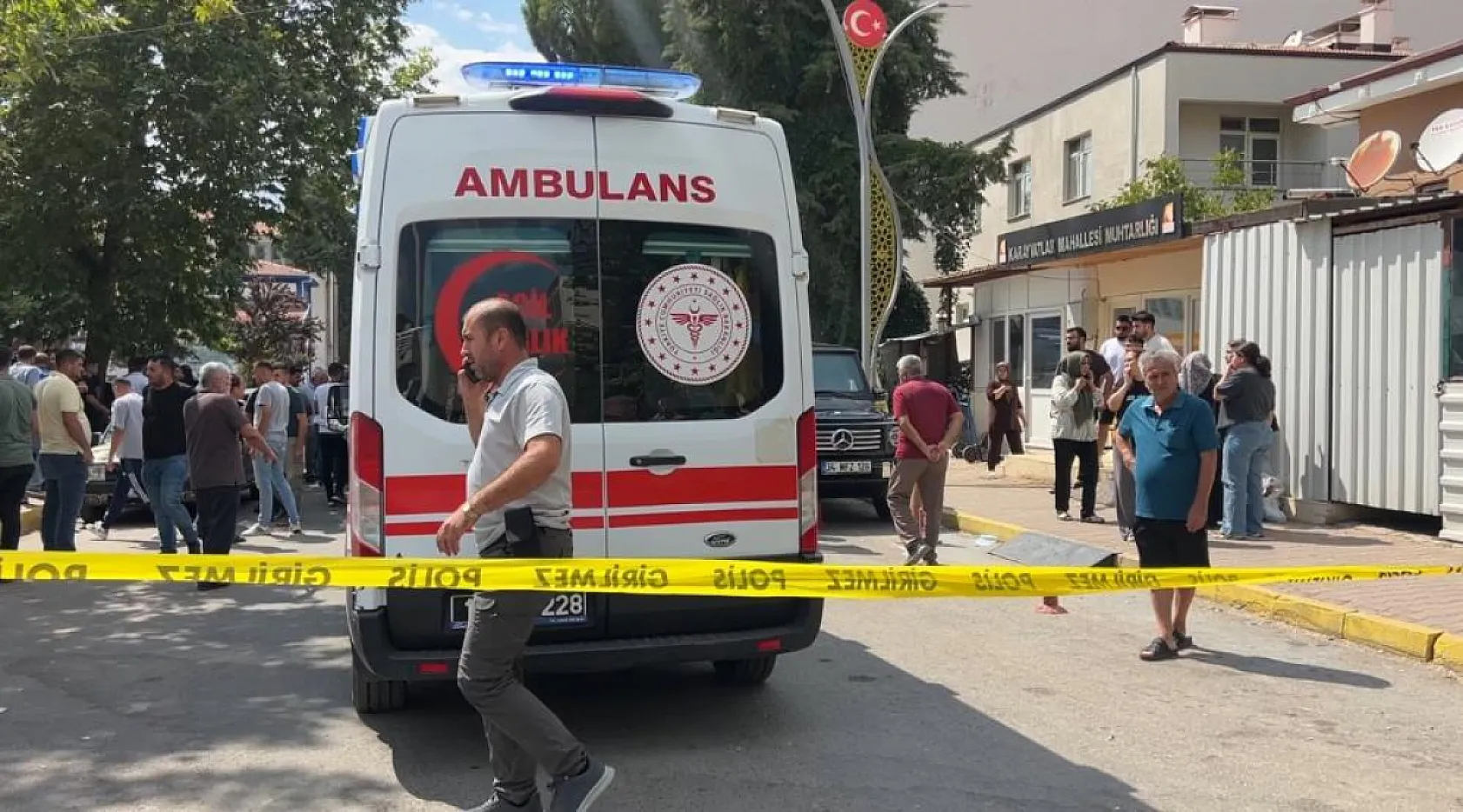 Husumetlisine ateş açtı, kurşunlar yoldan geçen genç kadına da isabet etti