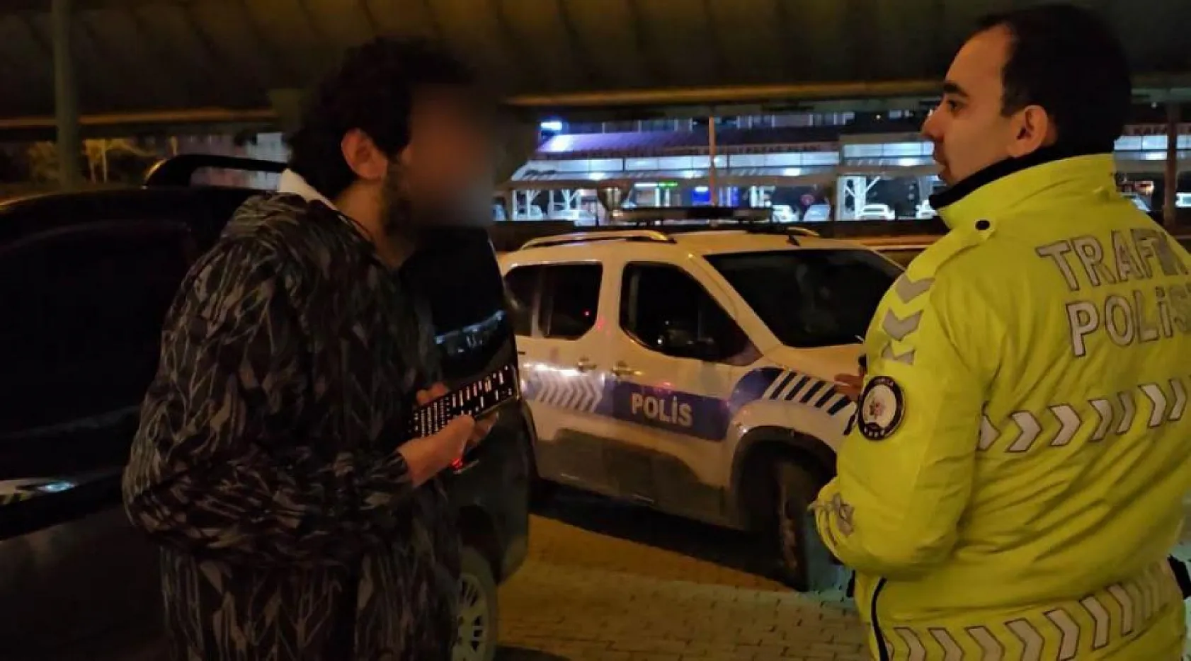Alkollü ve ehliyetsiz yakalanınca 'kız arkadaşıma öğretiyordum' dedi