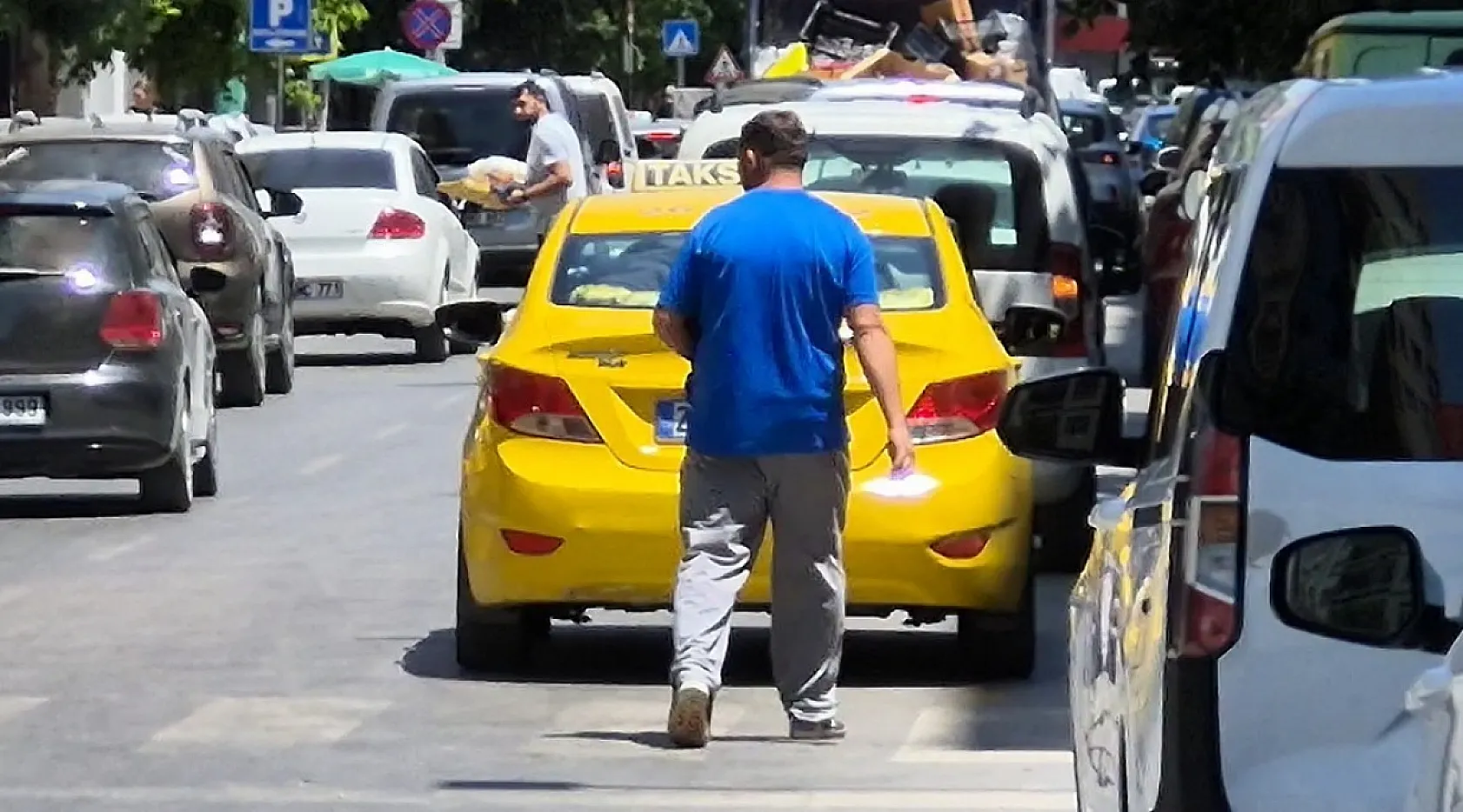 Plakasız elektrikli motosikleti bağlanan sürücü denetime girdiği caddeden taksi ile çıktı